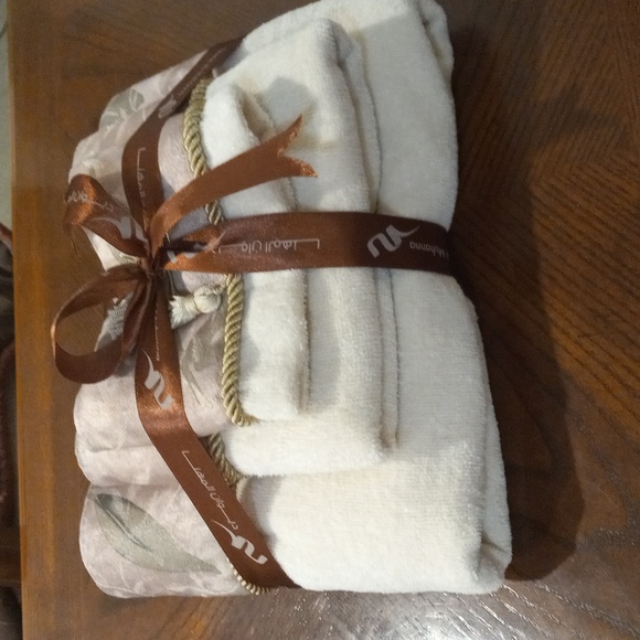 Decorative Set of 3 towels tasseled trim soft and luxurious feel Botanical Bath - Picture 12 of 13